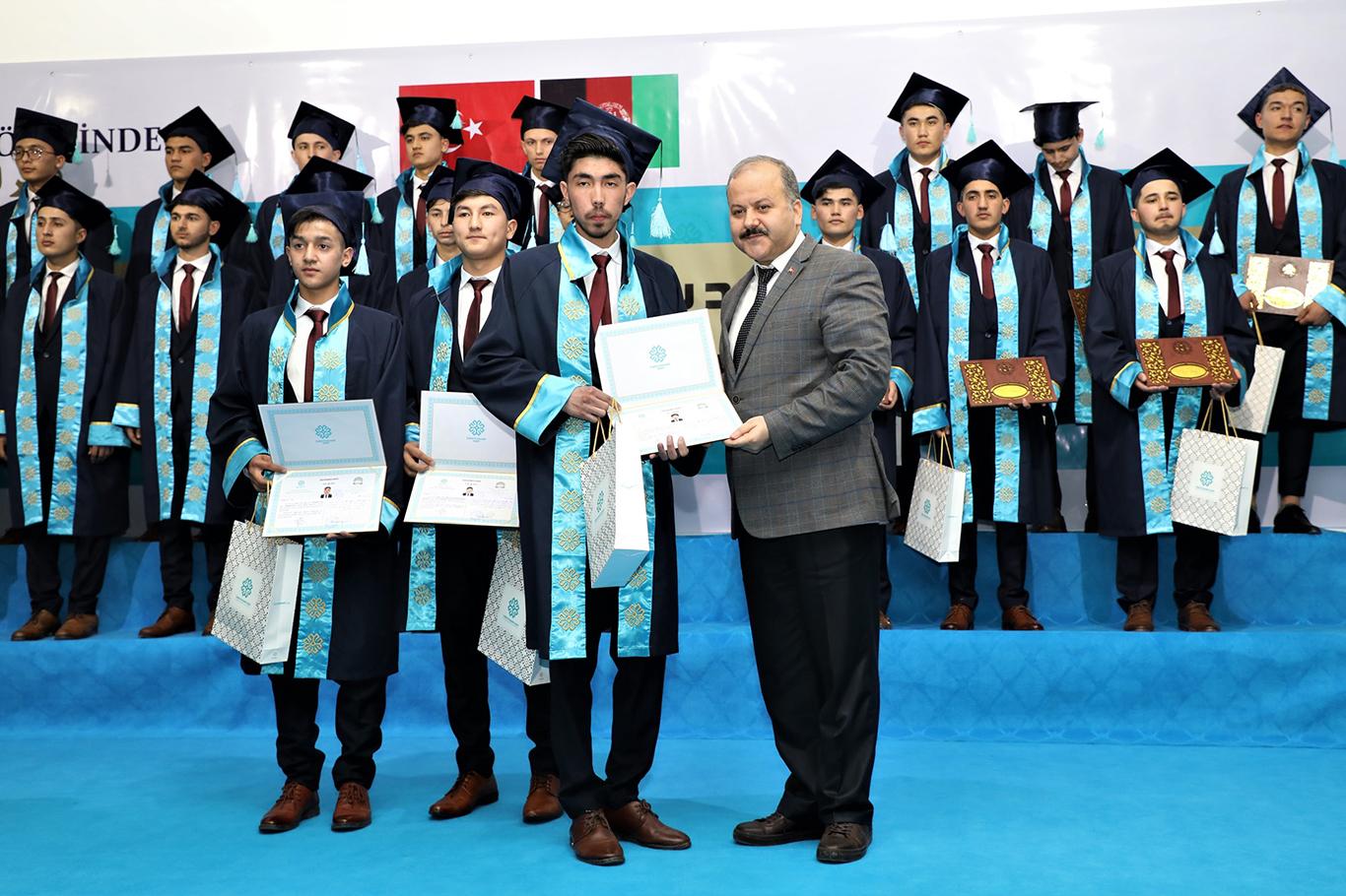 Afganistan’daki Maarif Okulları’nda mezuniyet heyecanı